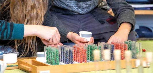 Schueler_innnen arbeiten mit Material