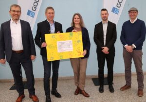 Foto vom Pressetermin mit den Beteiligten des Schulneubaus (v. l.) Richard Greß (Niederlassungsleiter Goldbeck Süd), Erster Bürgermeister Böck, Cinderella Weiß (Vorstand Montessori Unterschleißheim e.V.), Lars Sadowski (Niederlassungsleiter GOLDBECK Ost) und Axel Müller (Projektleitung und -Steuerung, rheform GmbH)