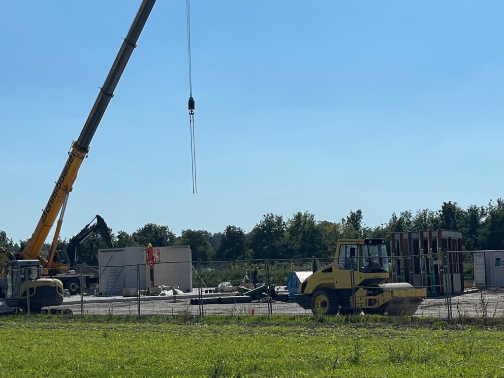 Neubau 26.09.2023 Ein Kran stellt die erste Wand auf.