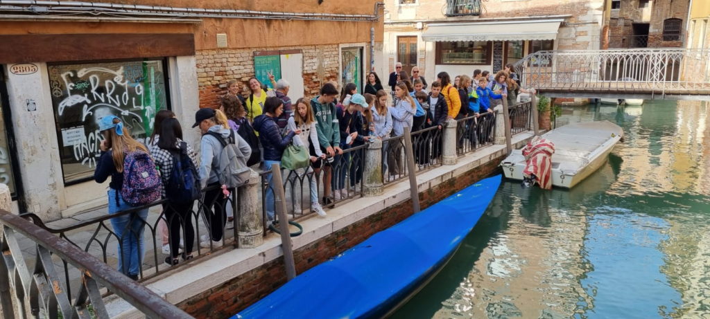 2023-11 Austauschprogramm von 2021-2024 zwischen Mira Italien Unterschleißheim00002 Schüler_innen an ein Kanal in Venedig