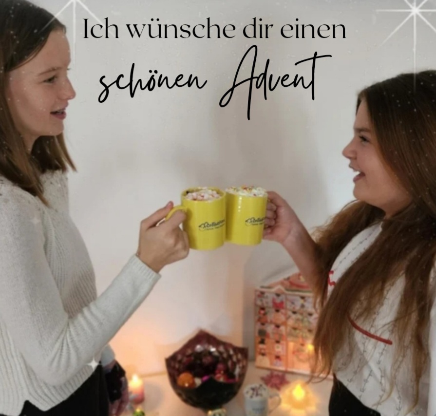 Zwei Kinder stoßen mit Tassen an. Darüber steht "Ich wünsche dir einen schönen Advent."