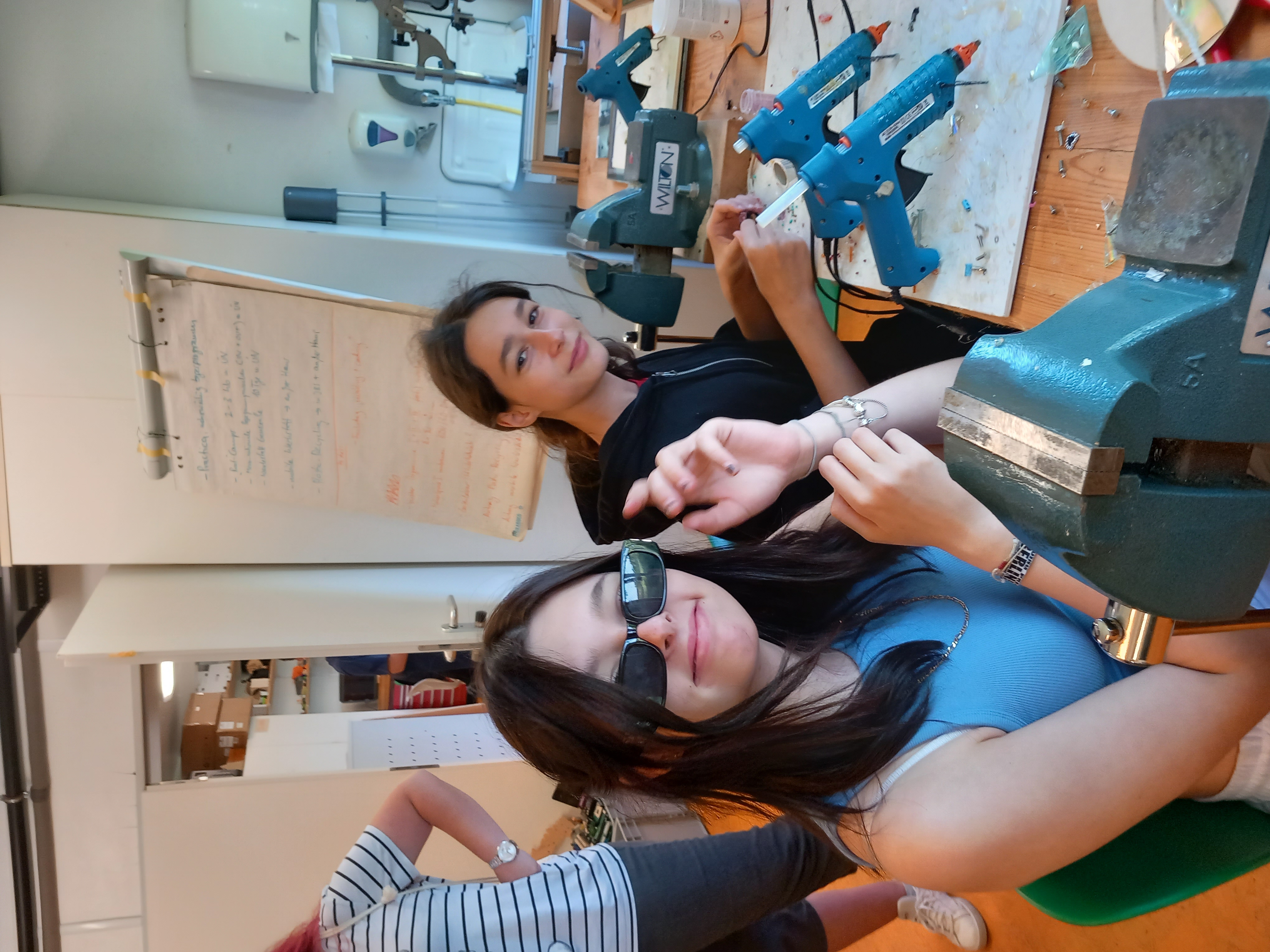 Jugendliche im Werkraum mit Heißklebepistolen.